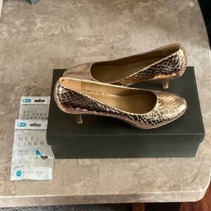 RIVERBERRY SZ 8 Gold Snake Print Women's Heels